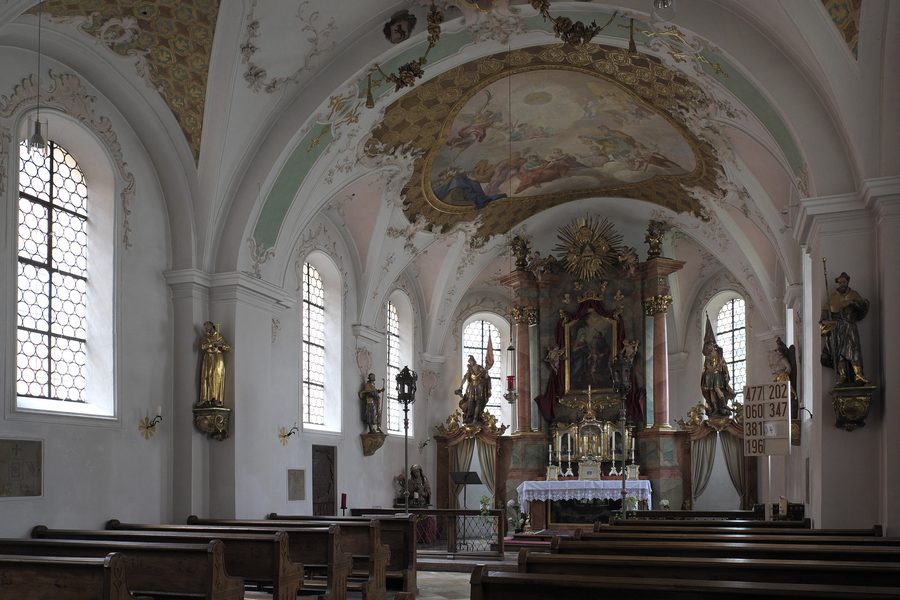 Innenraum der Marktkirche Allerheiligste Dreifaltigkeit in Grafing bei München