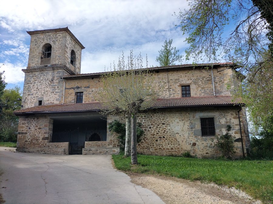 File:San Joan Bataiatzailearen eliza, Lukiano (Zuia, Araba).jpg