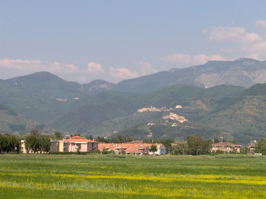 Luni Mare con Ortonovo e Nicola sullo sfondo, visto da viale XXV aprile