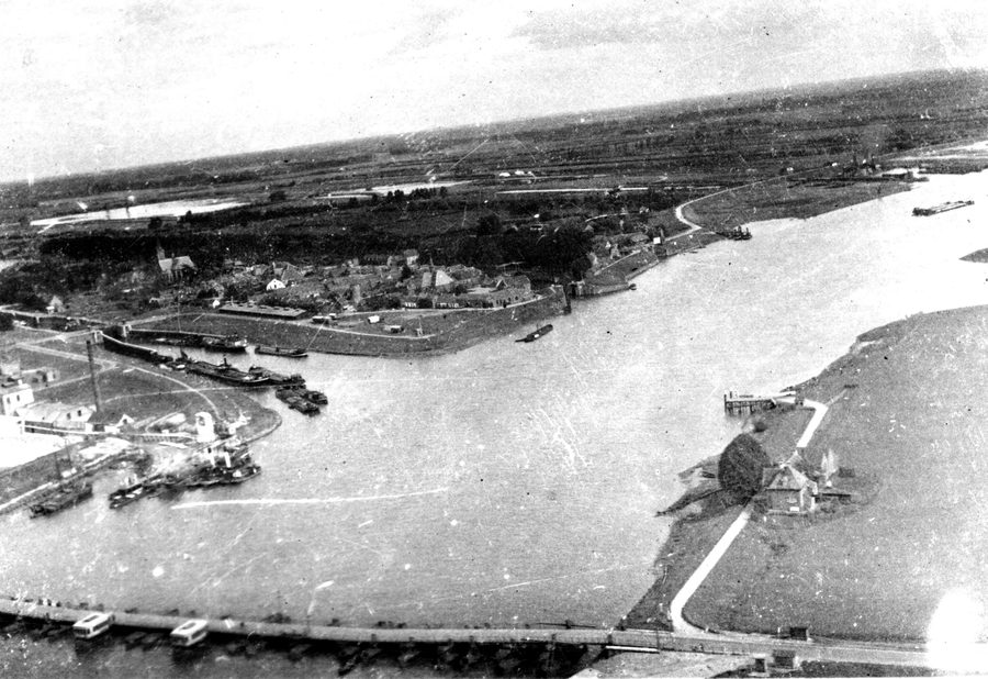 Luftaufnahme der Lek bei Vianen in der niederländischen Provinz Utrecht