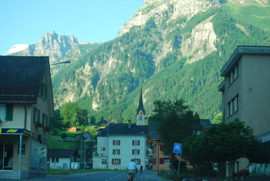Blick auf die reformierte Kirche in Linthal im Kanton Glarus