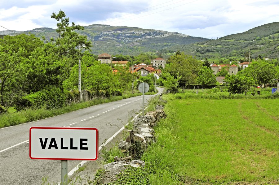 File:Valle de Ruesga.jpg