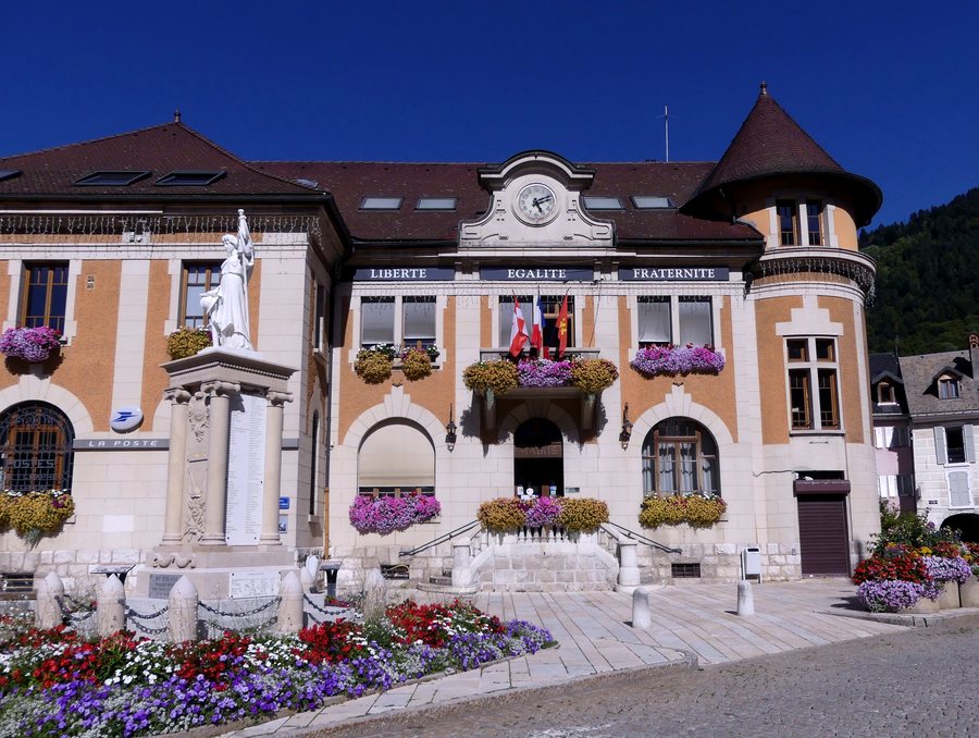 File:Mairie de Thônes en fin d'après-midi (août 2026).JPG