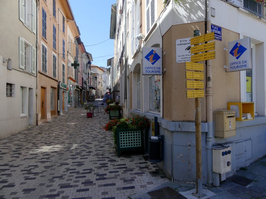 File:Rue Charamil à Allevard en été (août 2020).JPG