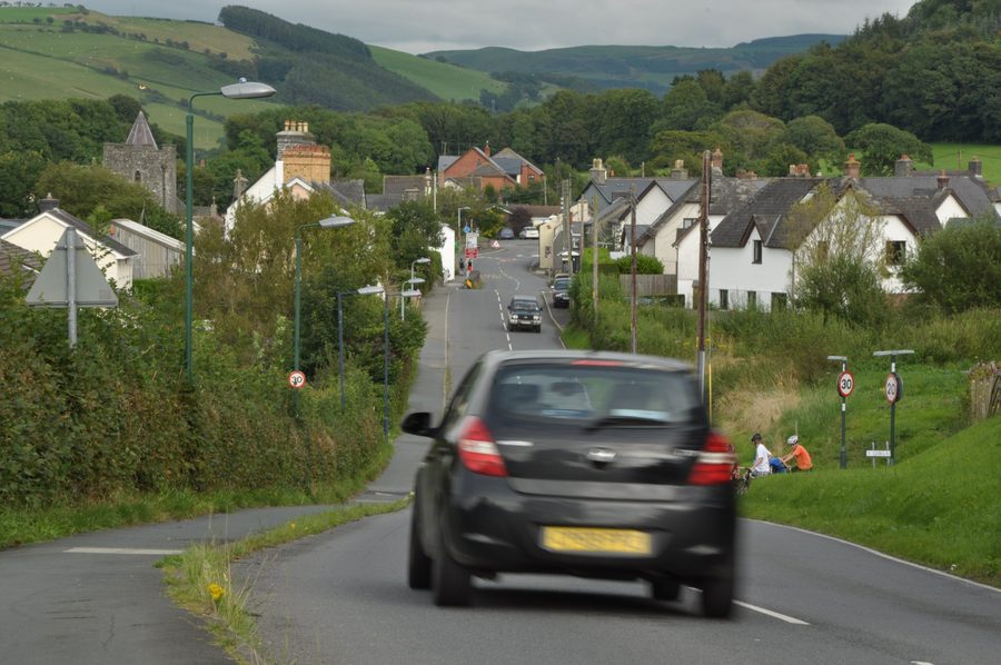 Die A485 verläuft durch Llanilar in Ceredigion.