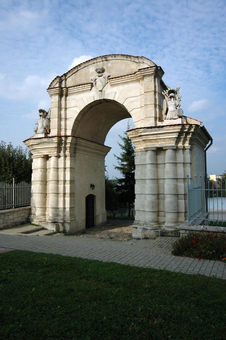 Historisches Eingangstor der früheren Lubomirski-Residenz in Dąbrowa Tarnowska