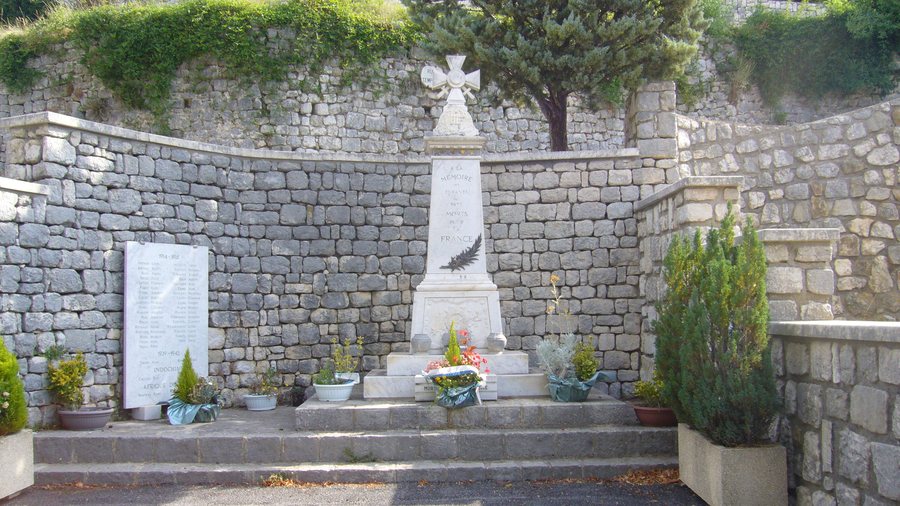 File:Comps-sur-Artuby - Monumorts.jpg