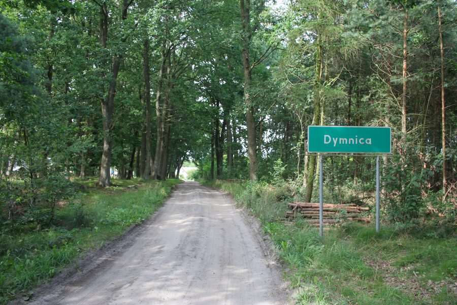 Entrance road to the village of Dymnica