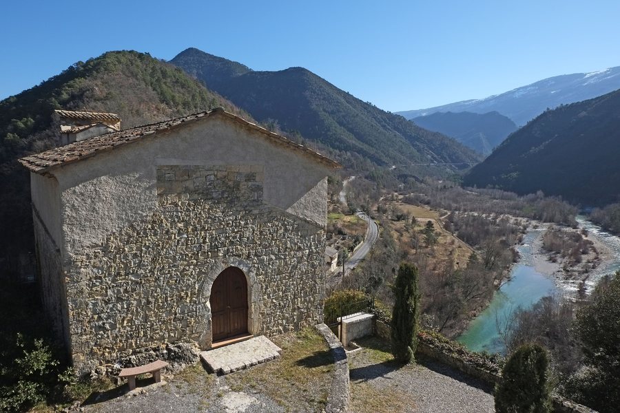 File:L'église Sainte-Pétronille de Roquestéron-Grasse et l'Estéron.JPG