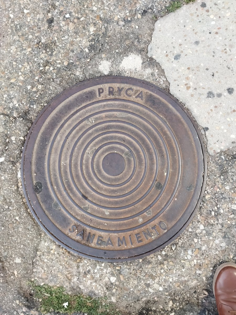 File:Manhole cover in Arroyo de la Encomienda 01.jpg