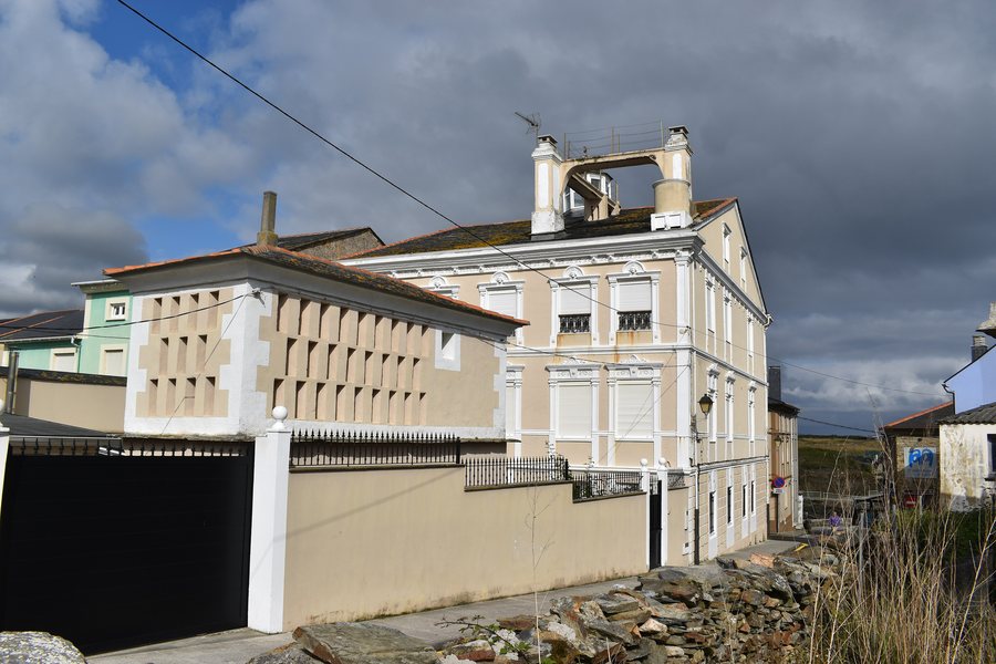 File:Casa de indianos de Rinlo, Ribadeo.jpg