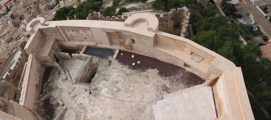 File:Castillo de Biar recinto.jpg