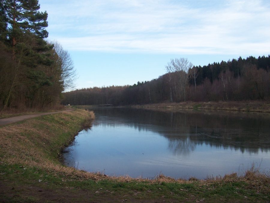 Ölgrundteich mit dem Planteurhaus Walbeck im Hintergrund