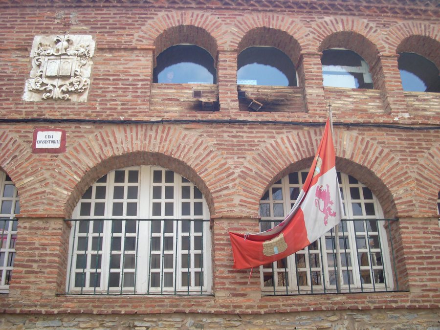 File:Casa consistorial de Yanguas.JPG