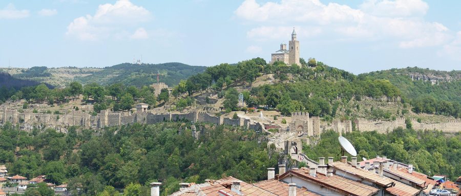 Panoramablick auf die Festung Tsarevets in Veliko Tarnovo, Bulgarien
