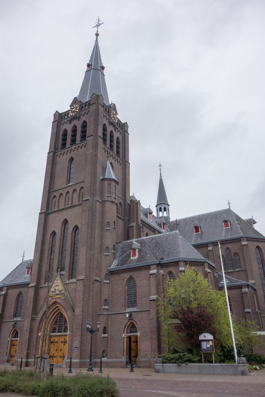 Overview of the exterior of the Sint-Jan-de-Doperkerk in Noord-Scharwoude