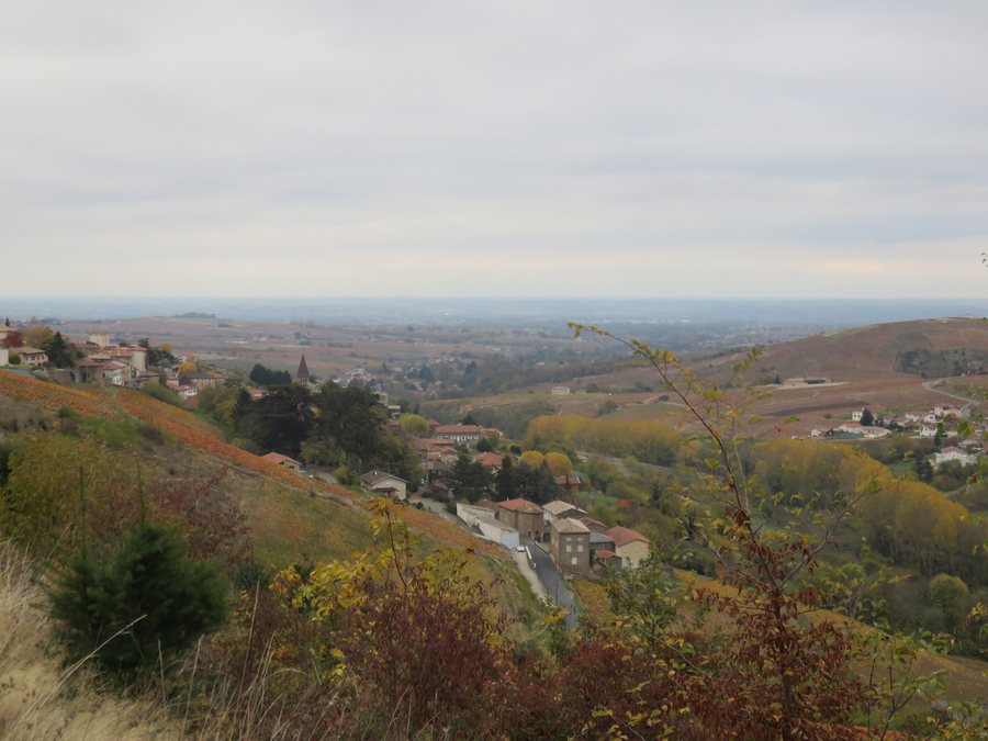 File:Vaux-en-Beaujolais vu de loin - nov 2017.jpg