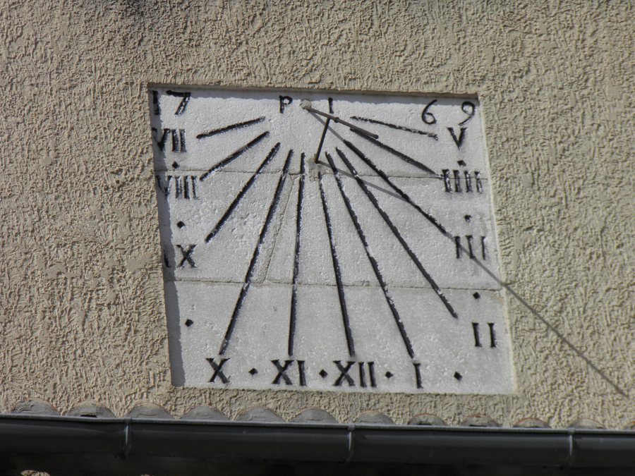 File:Cadran solaire (Beaumes-de-Venise).jpg