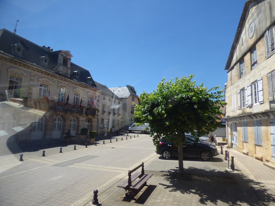 File:Route des Grands Crus - Couchey - Place Charles de Gaulle - Mairie de Couchey (34961746924).jpg