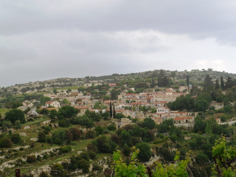 Blick auf Vasa Koilaniou in der Hügellandschaft des Limassol-Bezirks