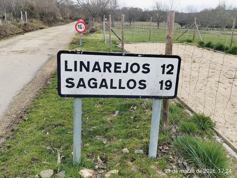 File:Señal indicando las distancias a Linarejos y Sagallos (Manzanal de Arriba, Zamora).jpg