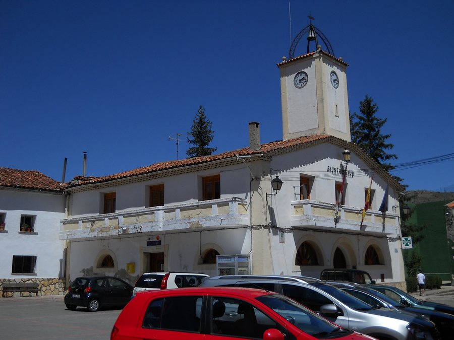File:Tragacete ayuntamiento.JPG
