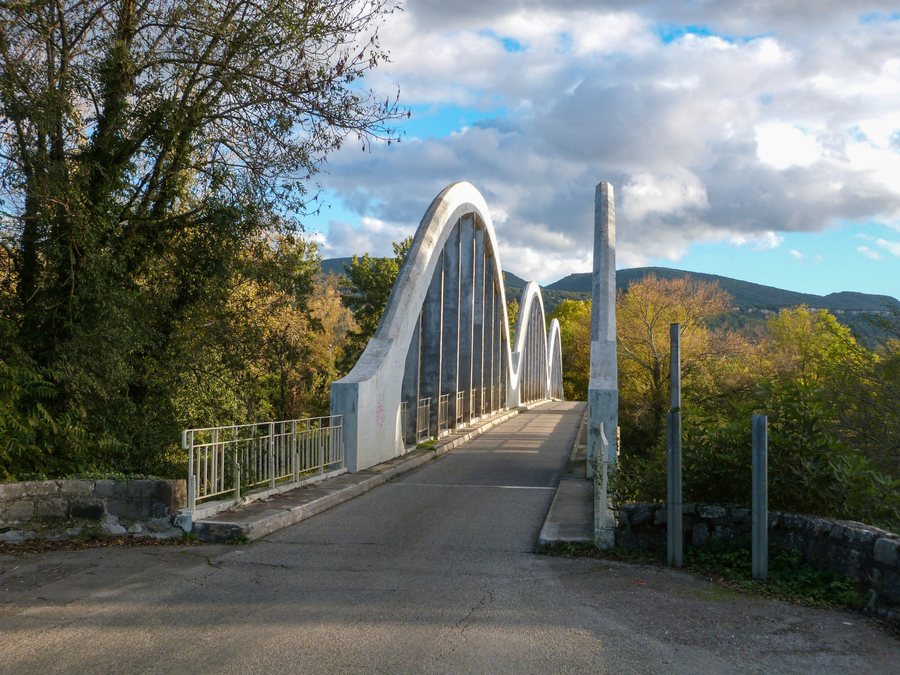 File:Pont sur le Chassezac Grospierres Saint-Alban.jpg