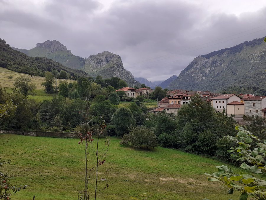 File:Vista de Las Arenas (Cabrales) 01.jpg