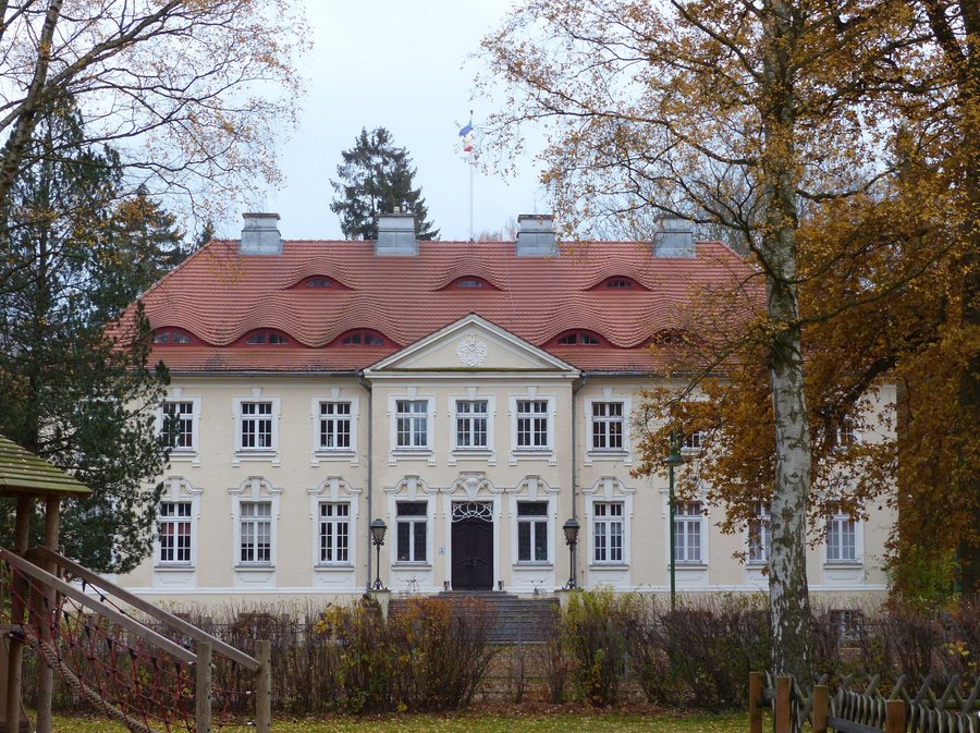 File:Bandelin Gutshaus Hofseite.JPG