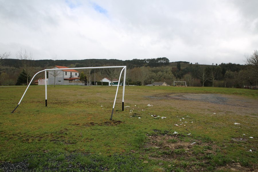 File:Campo de fútbol en Porqueirós, Muíños.jpg