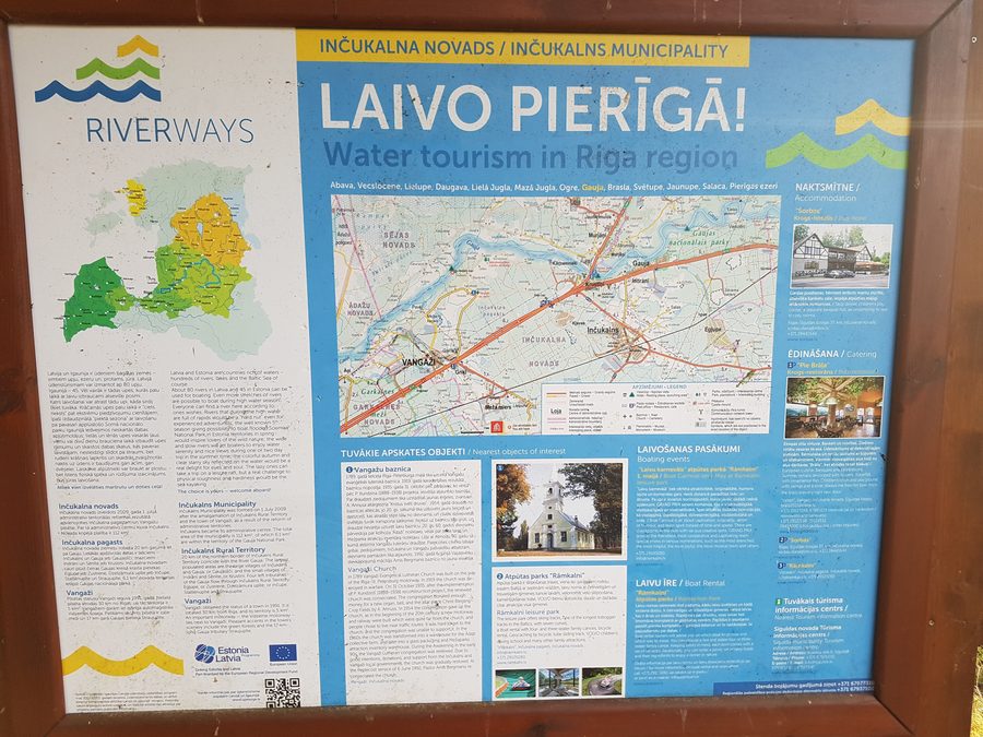 Informationstafel zum Bootstourismus in Vangaži, Lettland