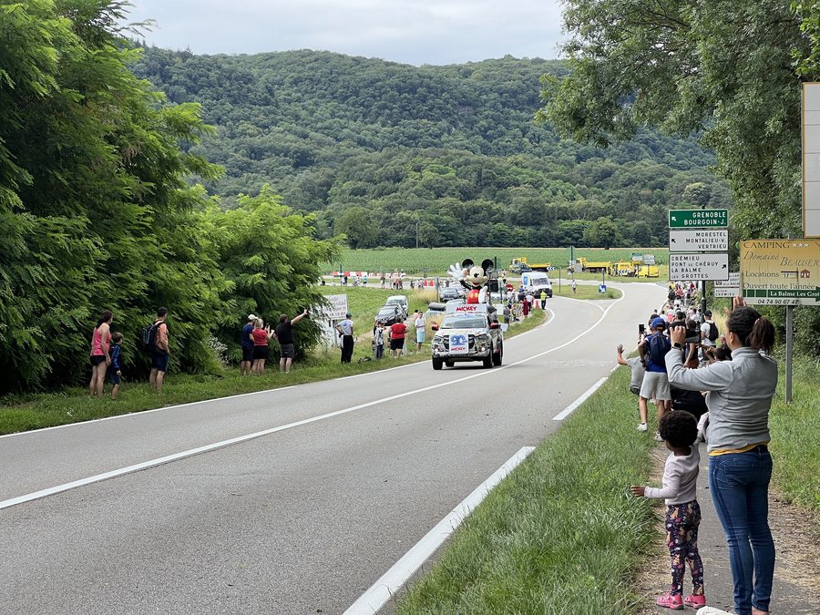File:Caravane Étape 5 Tour France 2024 Route D1075 - Vertrieu (FR38) - 2024-07-03 - 1.jpg