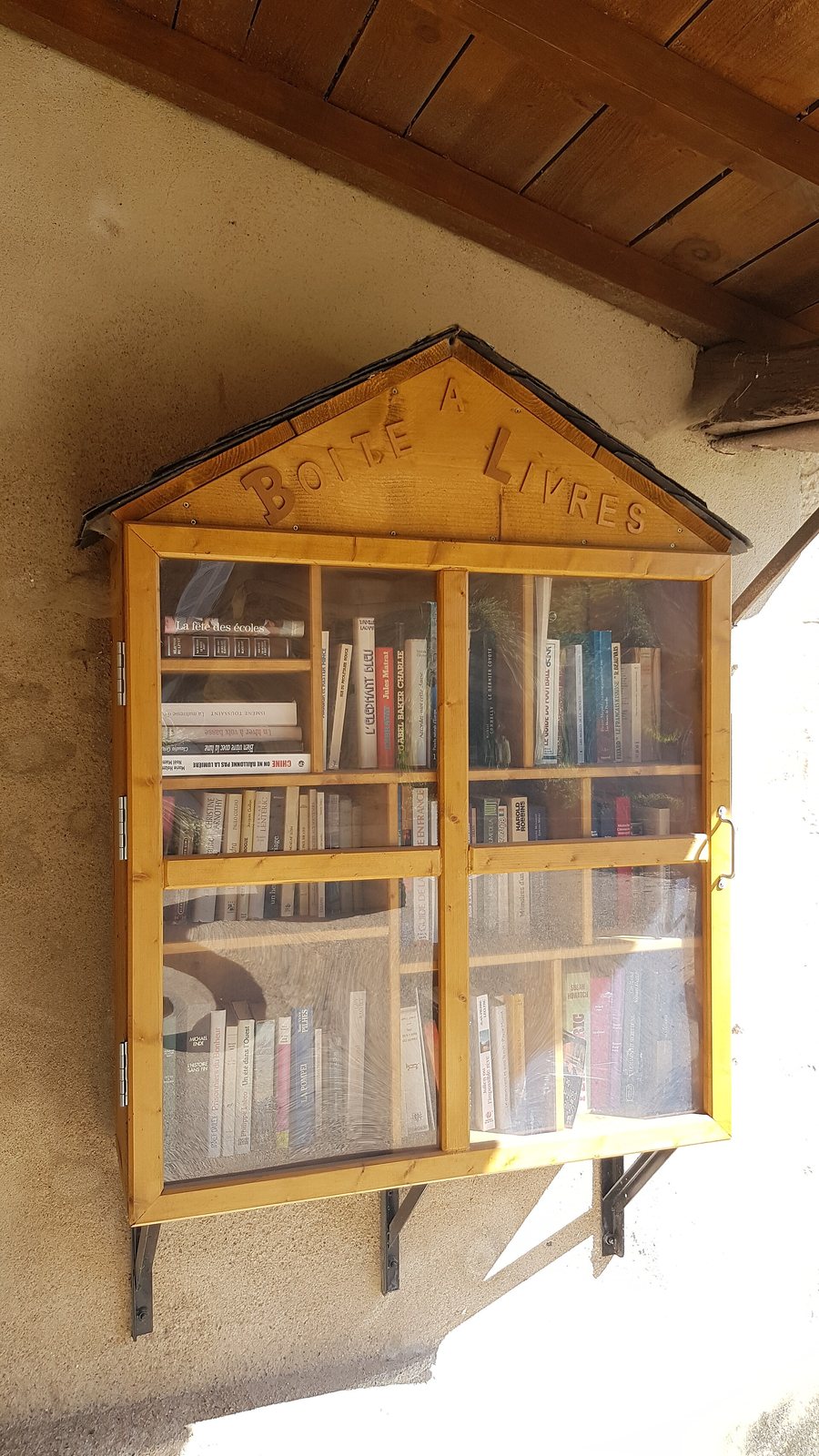 File:Irais - Rue du Porteau - boîte à livres.jpg