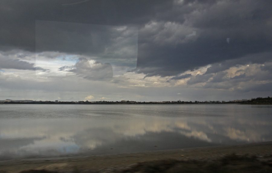 Salzsee von Larnaca mit Flamingos und Uferlandschaft