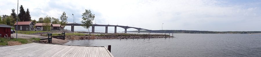 Torsöbron crossing Lake Vänern from the eastern mainland side to Torsö