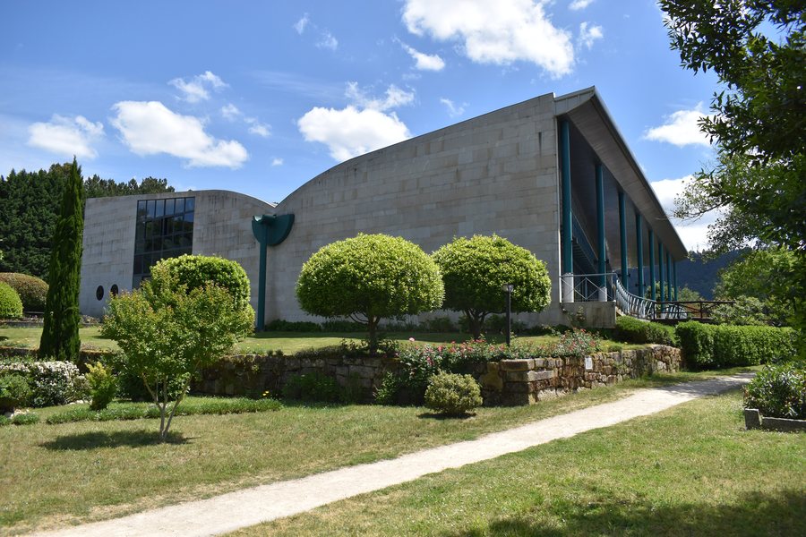 File:Balneario de Laias, Cenlle 2.jpg