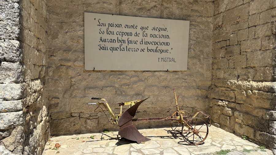 File:Citation de Frédéric Mistral à Grambois.jpg