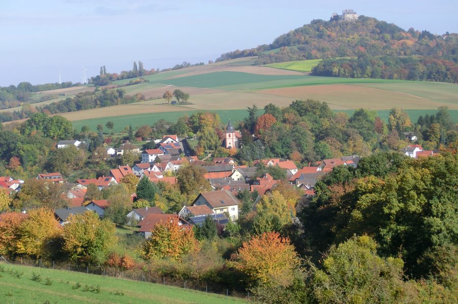 Ober-Klingen und der Otzberg mit der Veste Otzberg im Herbst