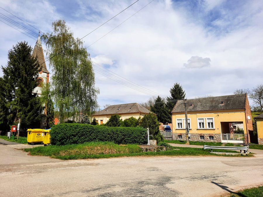Regenye, village center