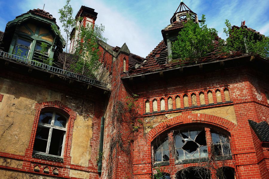 Historisches Gebäudeensemble der Beelitz-Heilstätten im Wald