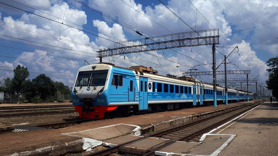 Elektrozug am Bahnhof von Saky