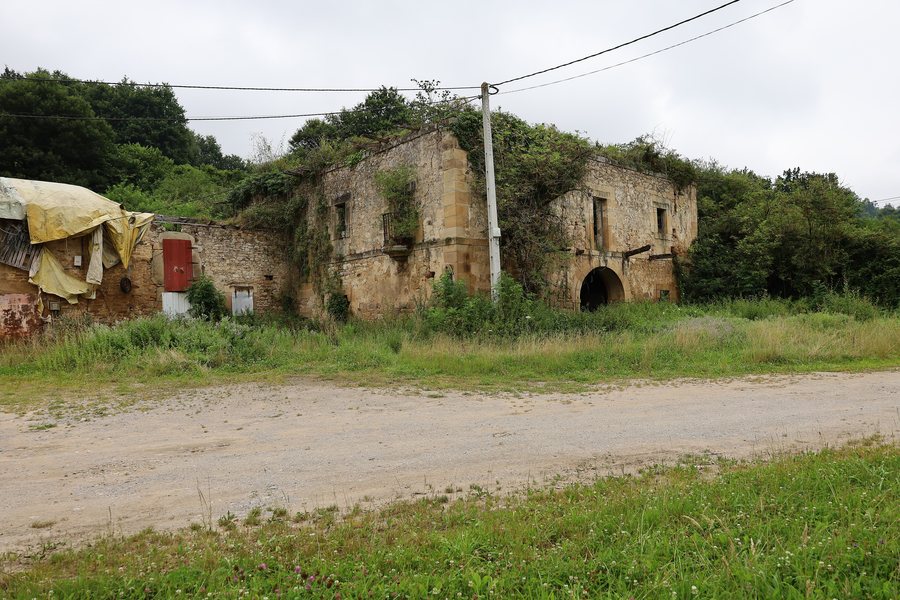 File:Casona en el barrio Las Bárcenas, Penilla (Villafufre).jpg