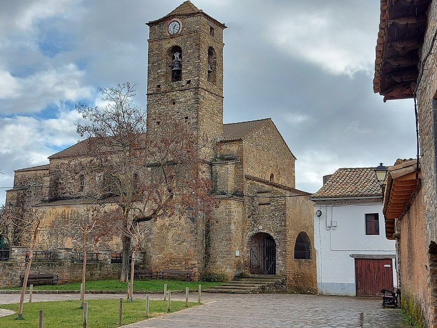 File:Biniés. Parroquia.jpg