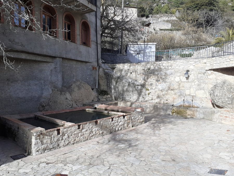 File:La Font i els Rentadors d'Arbolí 01.jpg