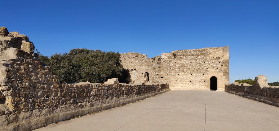 File:Castellas (Uchaux, Vaucluse, France) 1.jpg