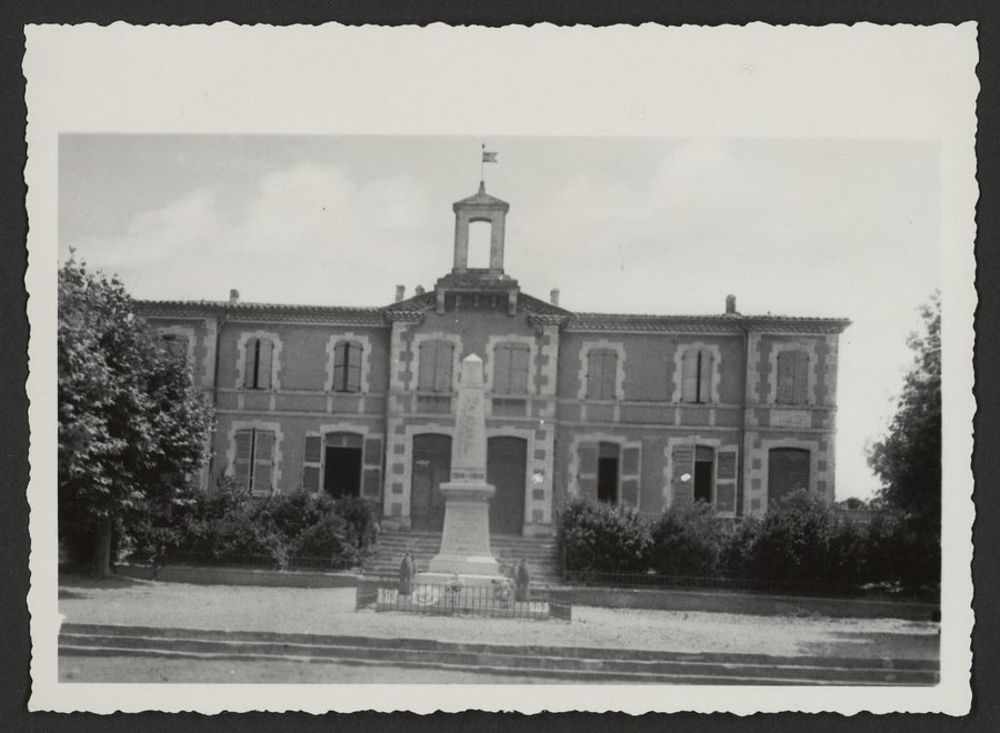 File:Mairie et monument aux morts de Saulce-sur-Rhône (34716204925).jpg