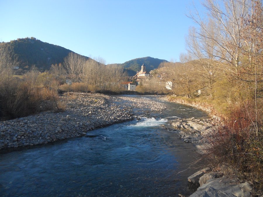 File:Valle de Hecho , ribera del rio Subordan. - panoramio.jpg