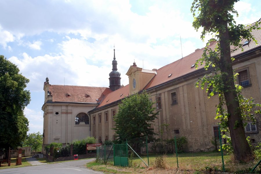 Ehemalige Jesuitenresidenz mit Kirche in Tuchoměřice