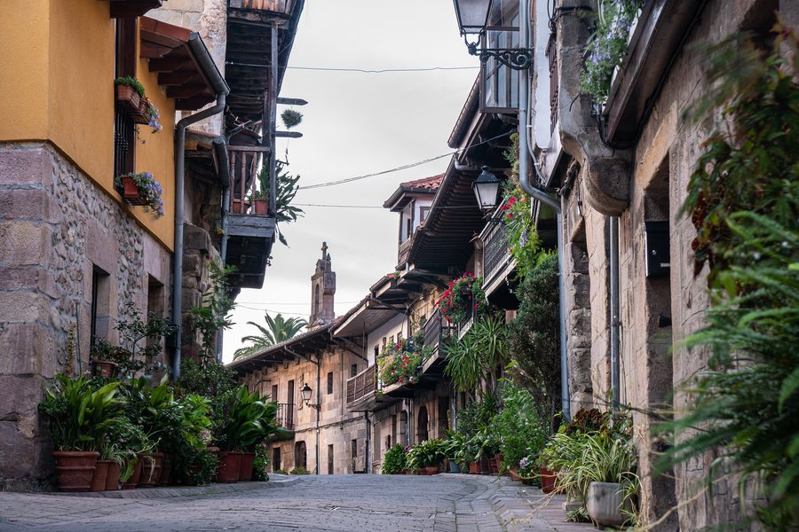 File:Cartes town Cantabria Spain1.jpg
