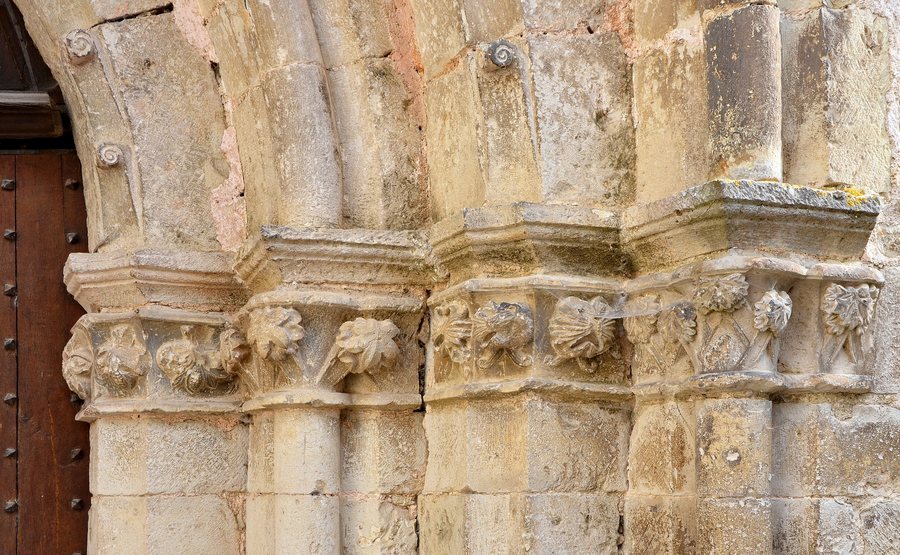 File:Nanteuil-en-Vallée 16 Église Chapiteaux portail 2014.jpg